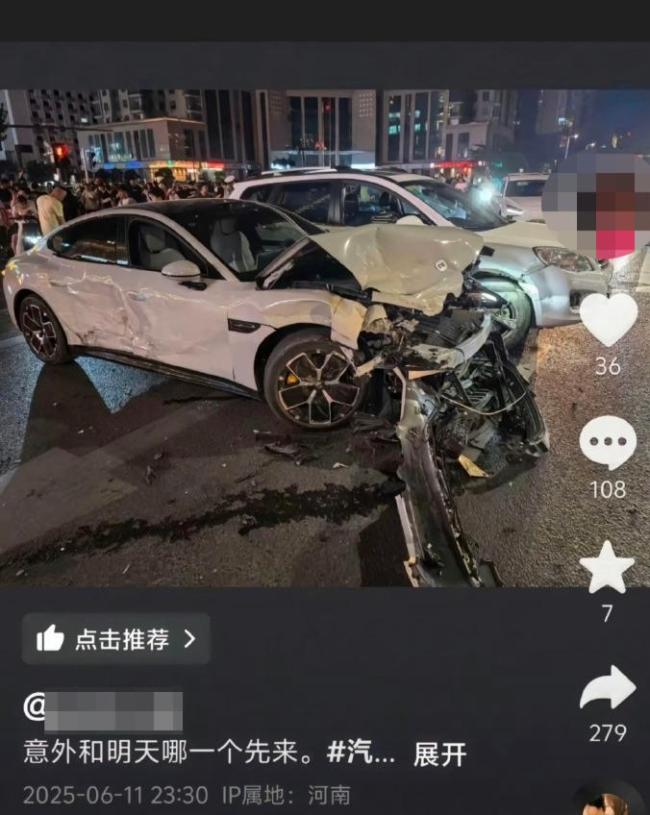 郑州街头小米SU7连撞多车