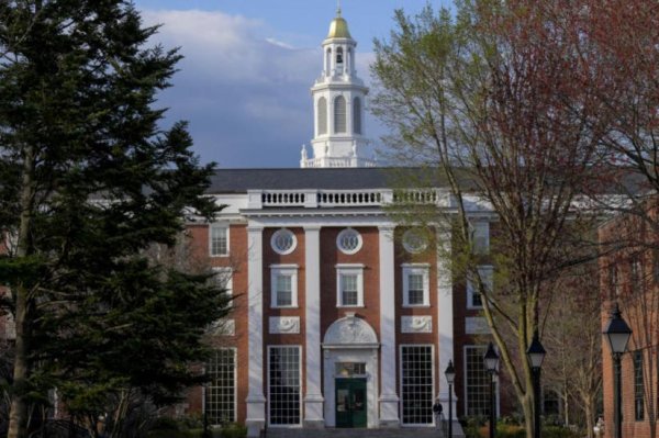 真牛所配资 回应白宫签证限制令，哈佛大学决定再次起诉美政府