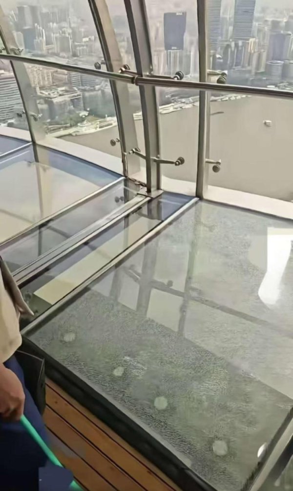 万盈配资 全透明观光廊中层玻璃现裂纹，东方明珠塔：内外层玻璃完好，将定制更新